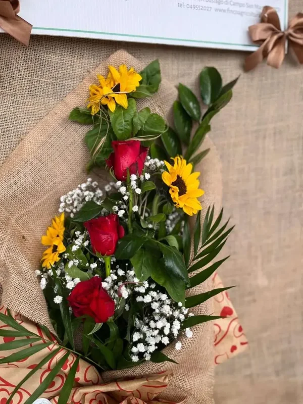Composizione da 3 ROSE con GIRASOLI